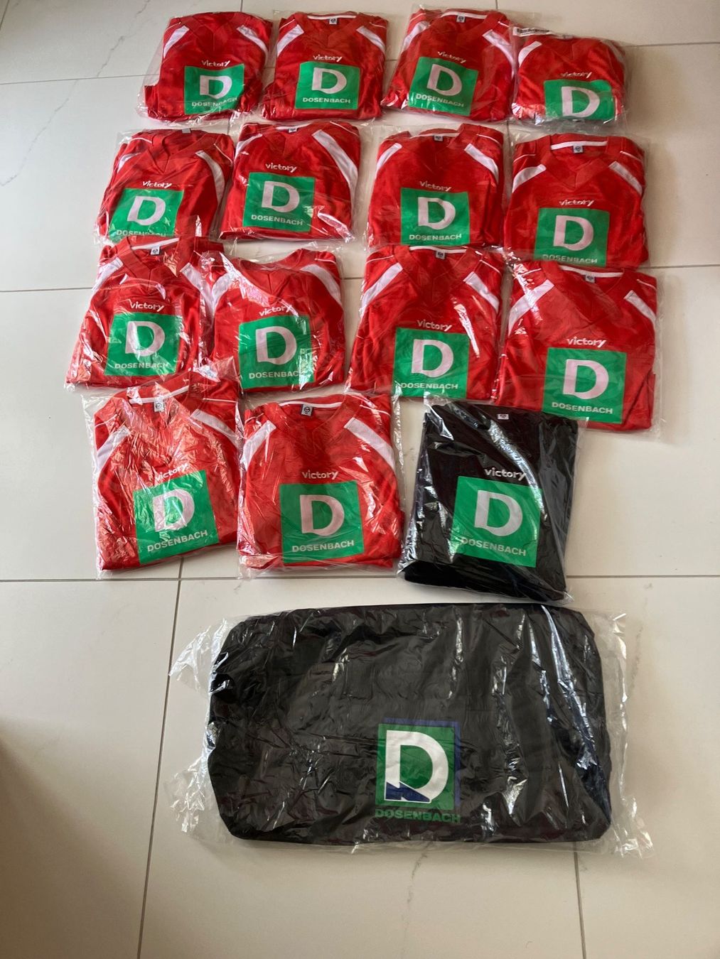 Lotti di vestiti: Junioren Fussballtrikot Set – Nuovo e nell'imballaggio originale da Wolfhausen venduto da swissski