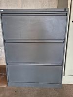 Stahlschrank von bigla mit drei identischen Schubladen