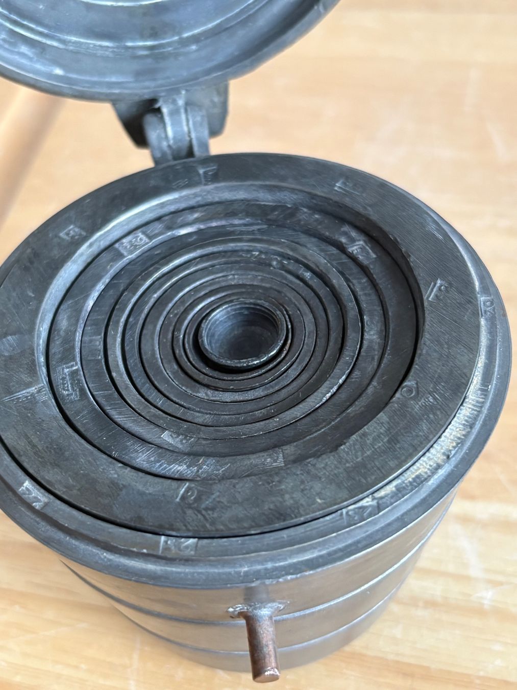 Tassen: Zinnbecher mit Deckel und Gewichten antik – Gebraucht aus Frick von Rukki 2