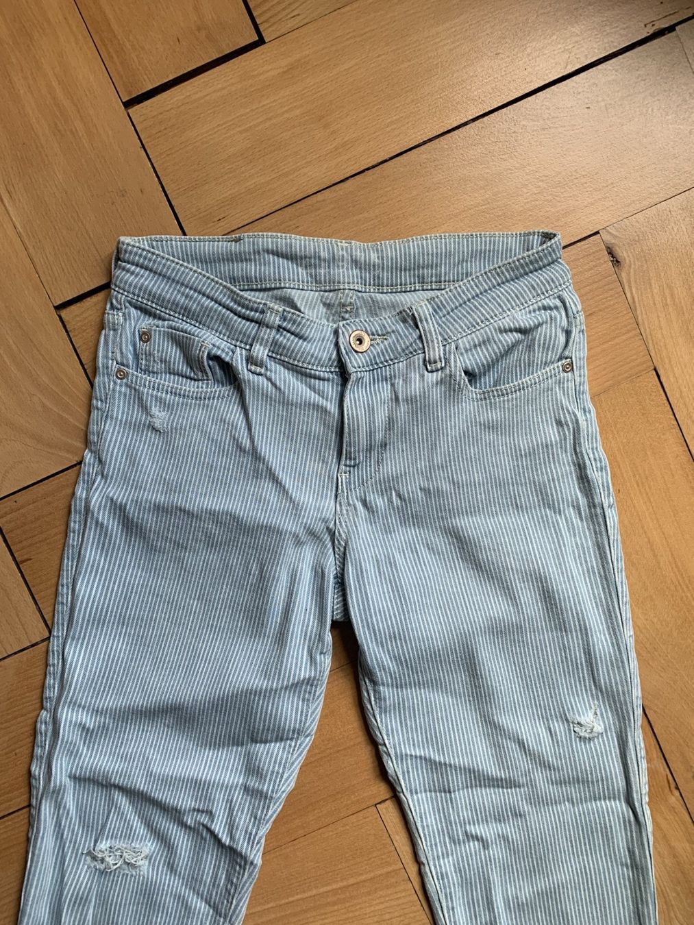 Zara Jeans: ZARA - Jeans hellblau-weiss gestreift 34 – Usato da Zürich venduto da Diazaio 1