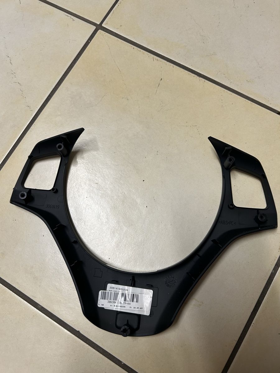 BMW Tutti pezzi di ricambio auto: Lenkradblende BMW M3 E9x Schwarz gebraucht – Usato da Felben-Wellhausen venduto da fab_vv8v 2