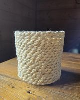 schöner Korb-Übertopf mit plastifizierter Innenseite