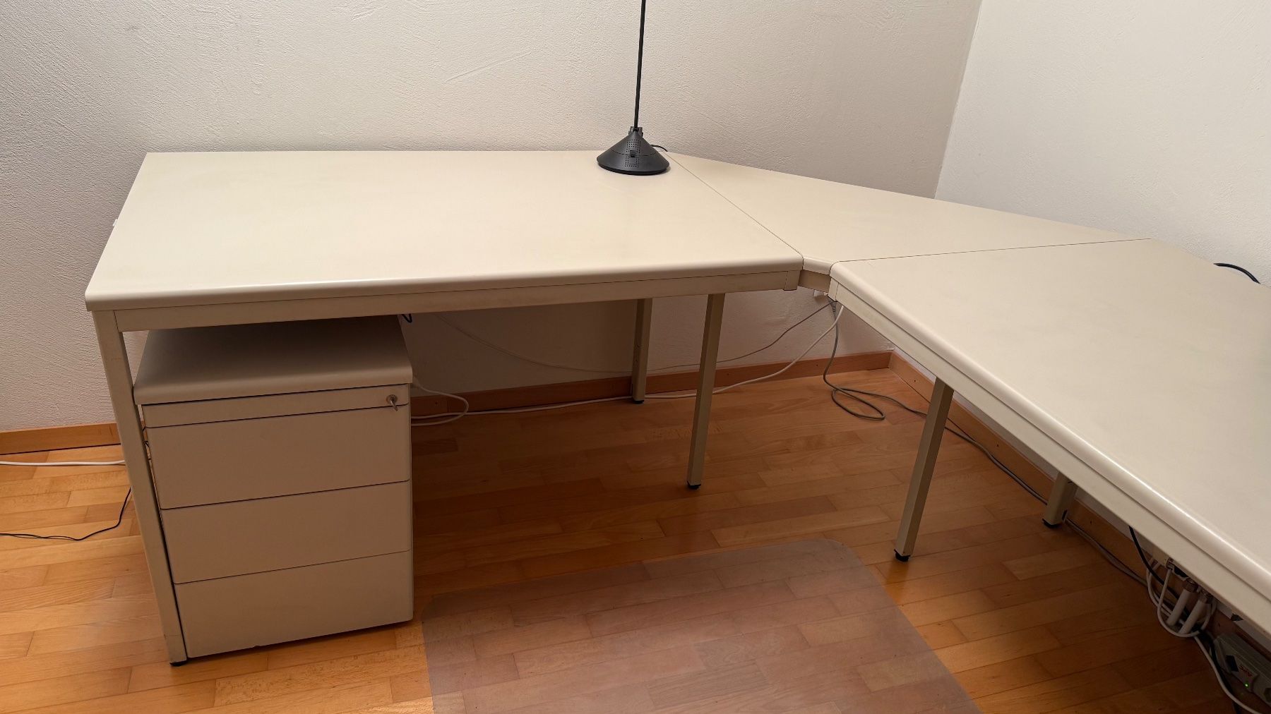 Scrivanie: Grosses Eckpult mit 2 Korpussen + Beistellschrank – Usato da Meilen venduto da MockUrs 1