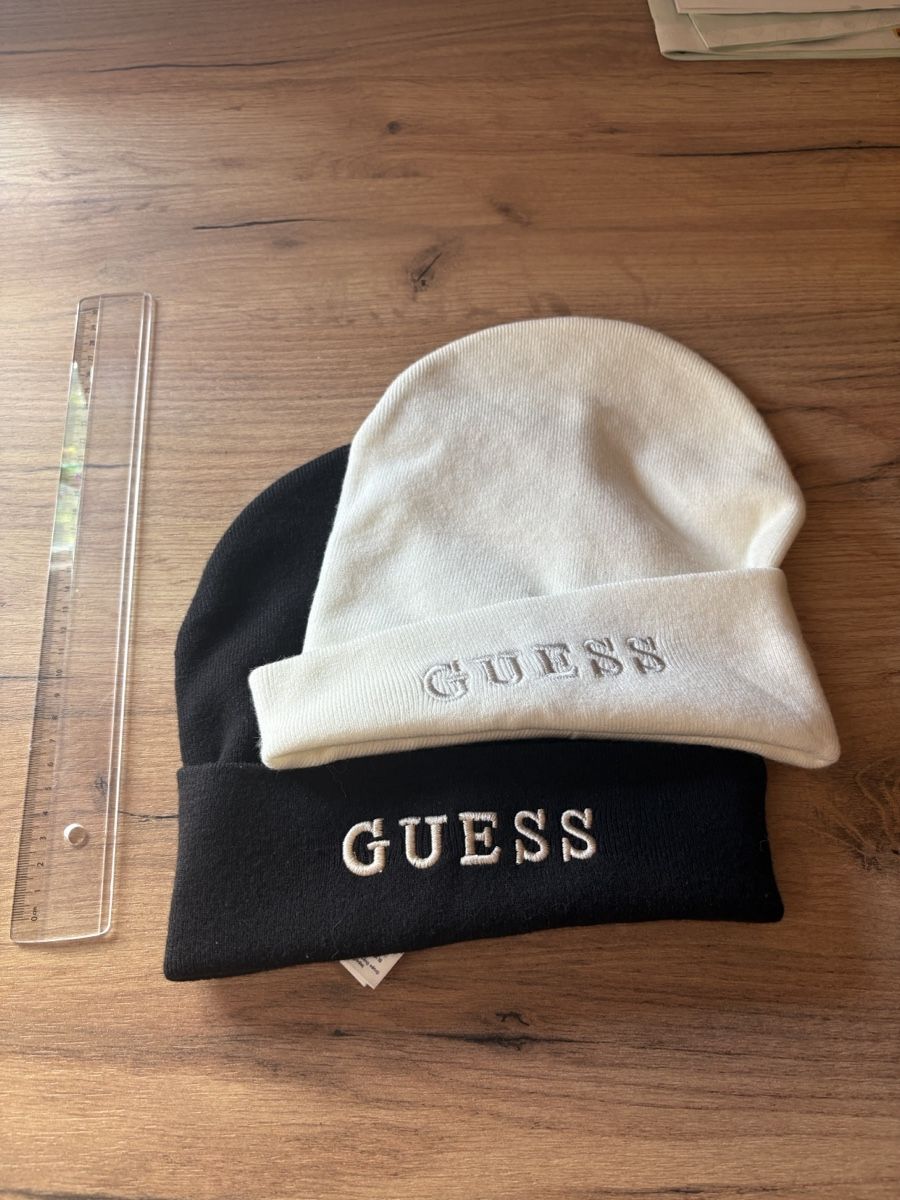 Sonstige Damenmode: Lot de 2 bonnets Guess noir et blanc – Gebraucht aus Le Locle von Charlotte_122