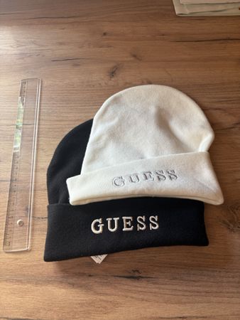 Lot de 2 bonnets Guess noir et blanc