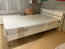 Bettgestell Weiss mit Kopfteil und Rost+Matratze 120x200cm