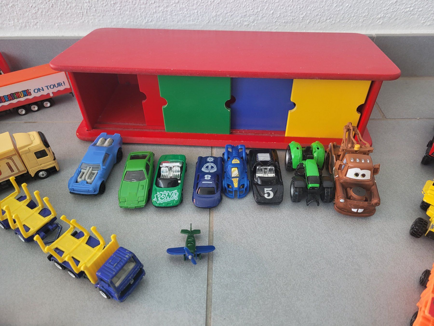 Spielzeuge: div. Autos mit Garage LKW – Gebraucht aus Boswil von i12i 1