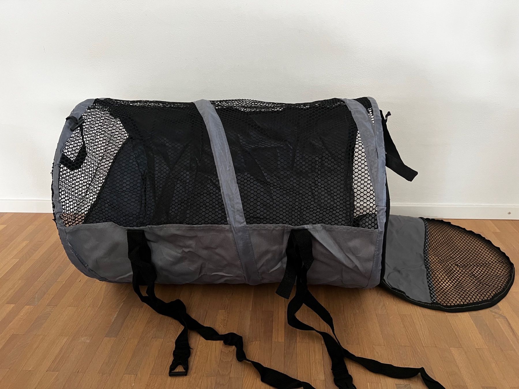 Niches, paniers: HUNDETUNNEL FÜRS AUTO – Neuf avec emballage d'origine à Thun par surfbeach