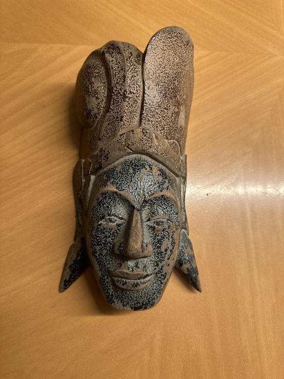 At Auction: Antieke primitieve houtsculptuur van een krijger op sokkel