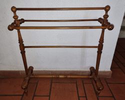 alter filigraner Handtuchständer