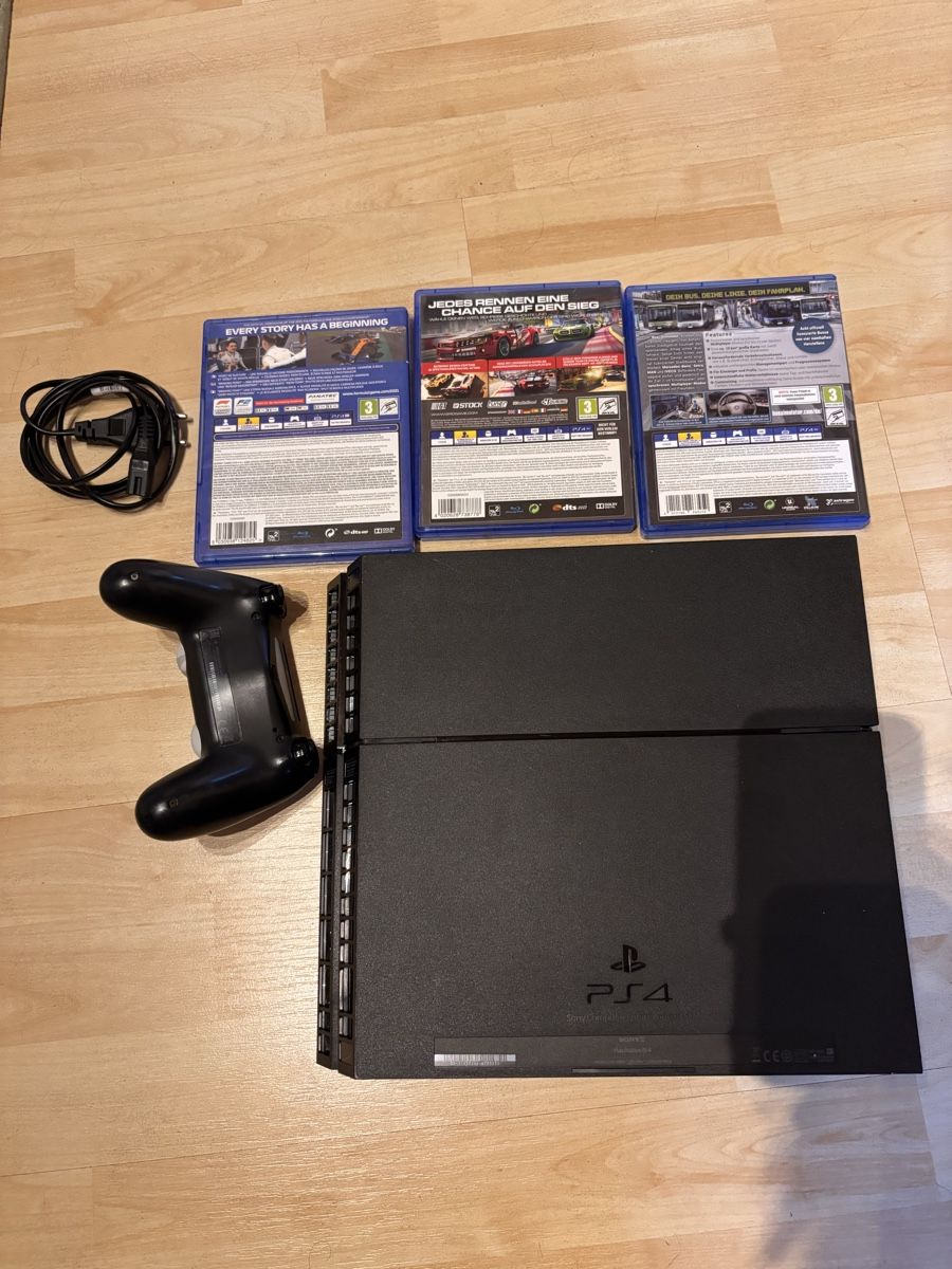 Sony Consoles: PS4 Konsole und 3 Spiele – D'occasion à Kriessern par chickenugget8080 1