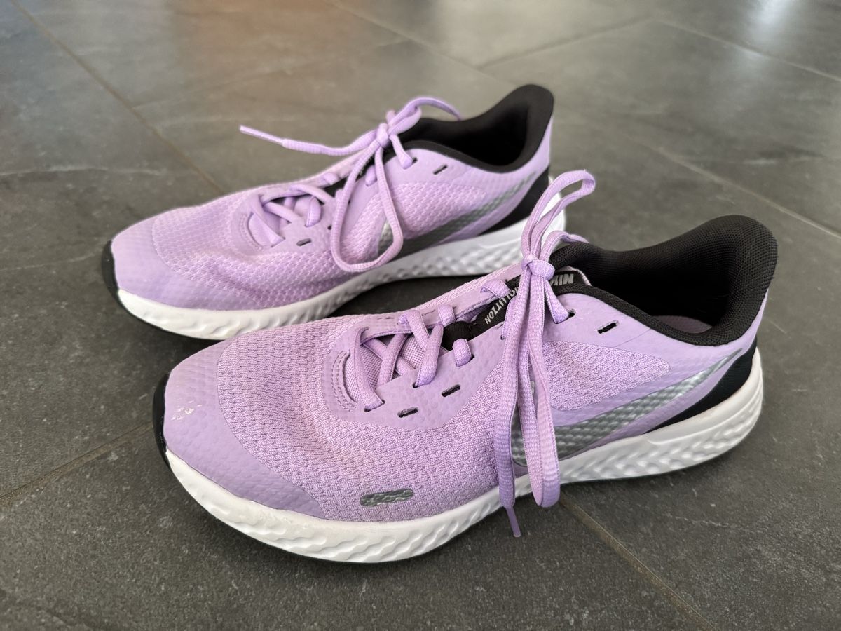 Nike Scarpe per ragazze: Nike Revolution Gr. 36.5 – Usato da Dübendorf venduto da Schnuffi04