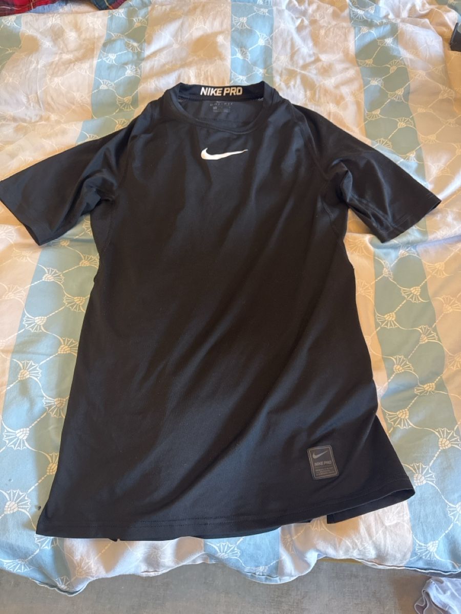 Nike T-Shirts: Nike pro – Gebraucht aus Menzingen von Dali2504