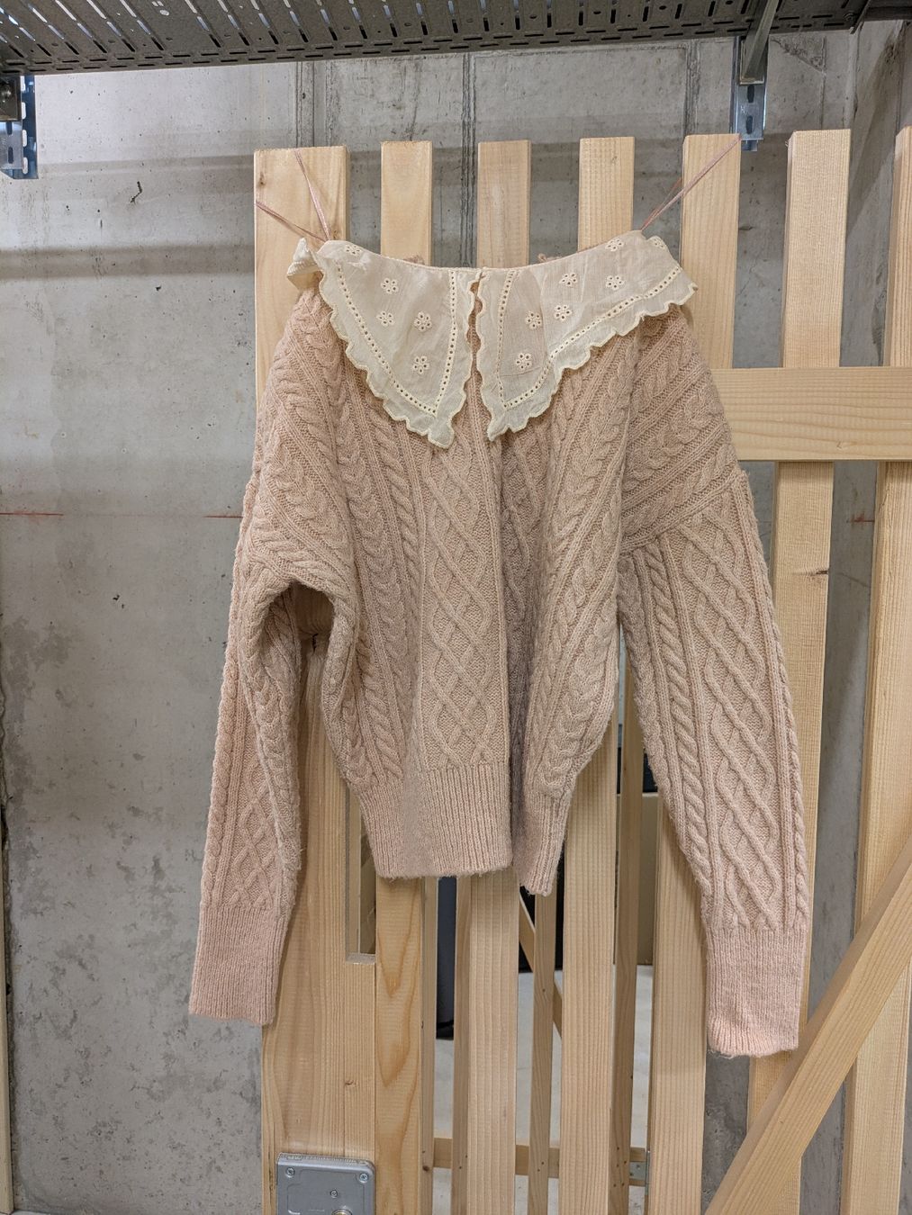 Maglioni & Felpe: Rosafarbener Strickpullover mit Kragen, Grösse S (Fr) – Usato da Basel venduto da Blumenwiese2