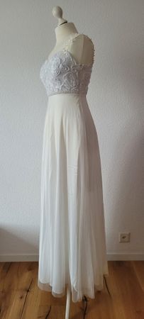 wunderschönes Brautkleid mit verspielten Rosen&Perlenbesatz