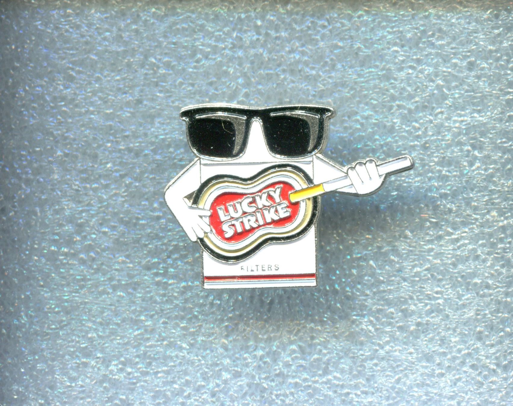 Camel Placchette & Badge: LUCKY STRIKE – Usato da Winterthur venduto da Sammleroase