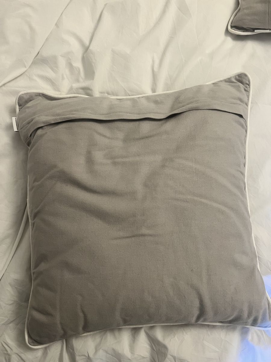 Cuscini: Grey Decorative Pillows: "Love," "Happiness," "&" 3-Set – Usato da Zürich venduto da ginag2684 4