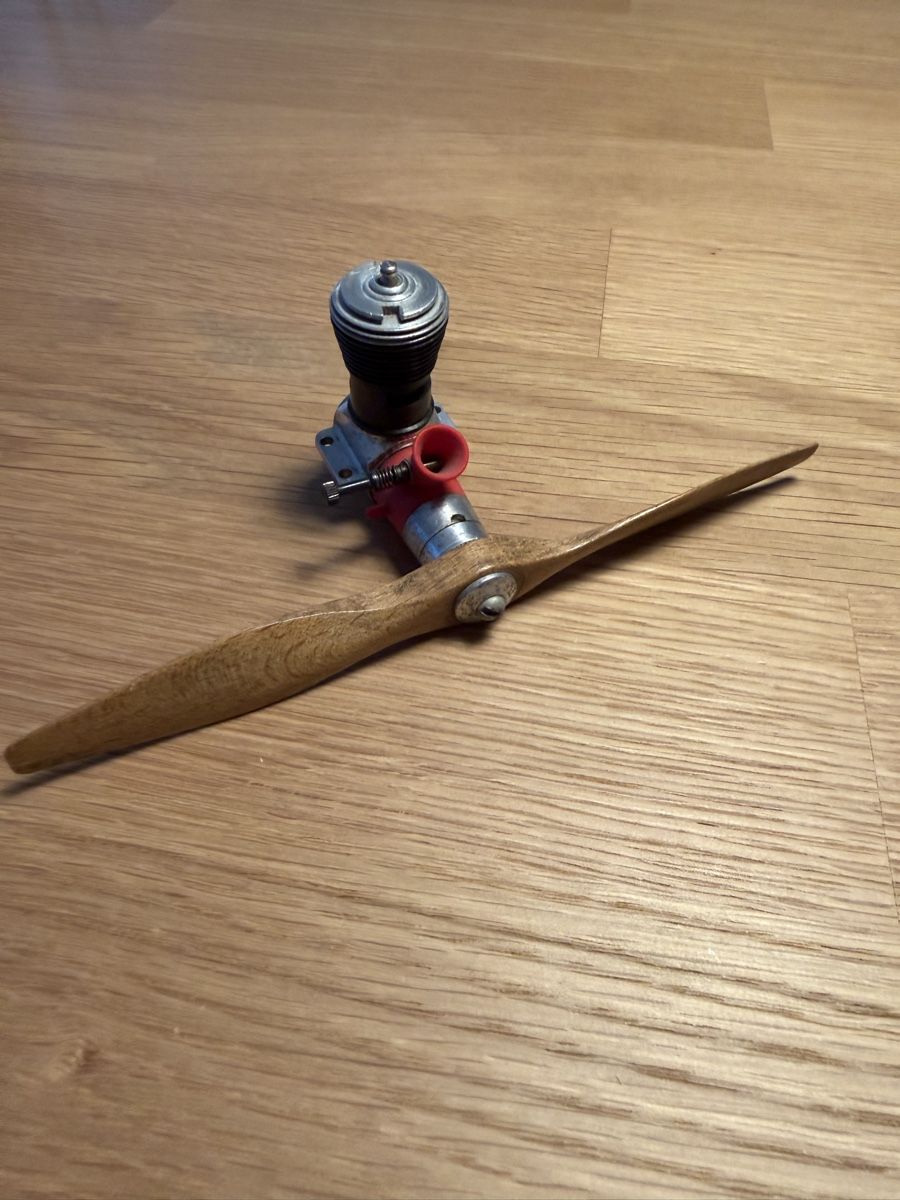 Motoren: Cox-Modellbaumotor mit Propeller – Gebraucht aus Rorschach von mar_nl6c