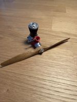 Cox-Modellbaumotor mit Propeller