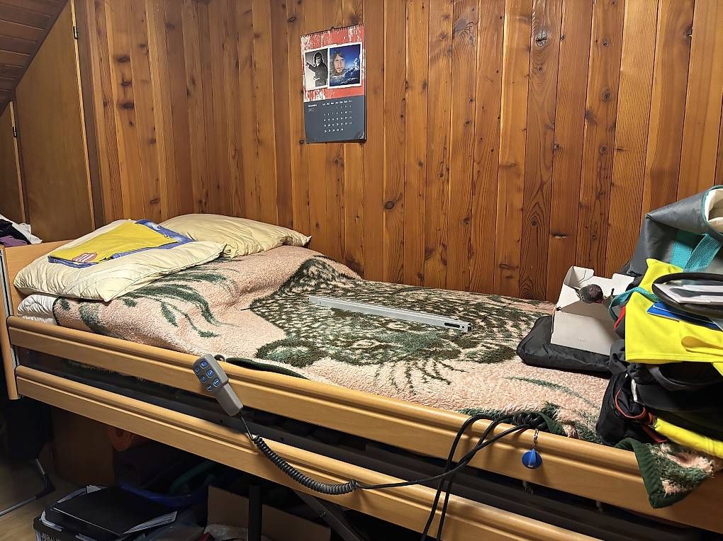 Betten: Lit médicalisé électrique  – Gebraucht aus Corcelles-près-Payerne von meredith6