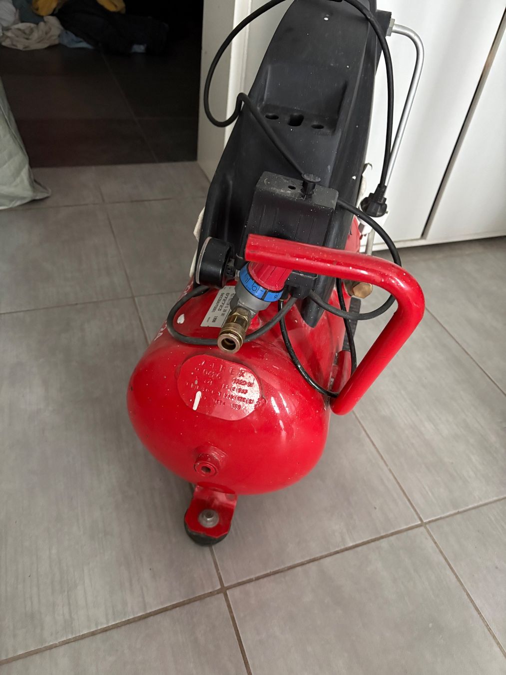 Compressori: Airliner Kompressor 24L  8 bar 1.5 HP fahrbar – Usato da Münchwilen TG venduto da Laty77 1