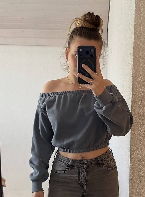 Tops: Blaues Crop-Blossom-Top – Gebraucht aus Affeltrangen von janaleiin