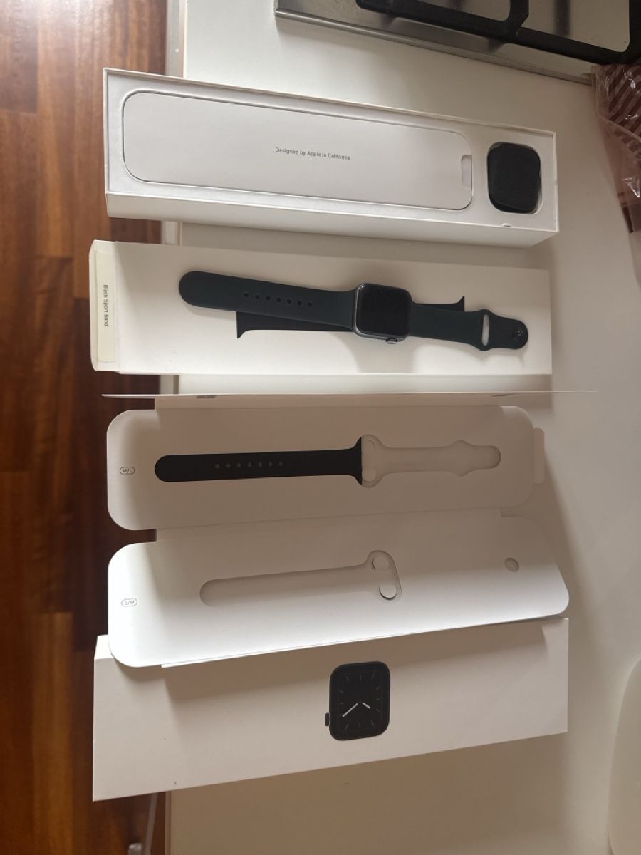 Apple Smartwatch: Apple Watch Series 5 40mm Space Grey con graffi – Usato da Bellinzona venduto da jdlomba 3