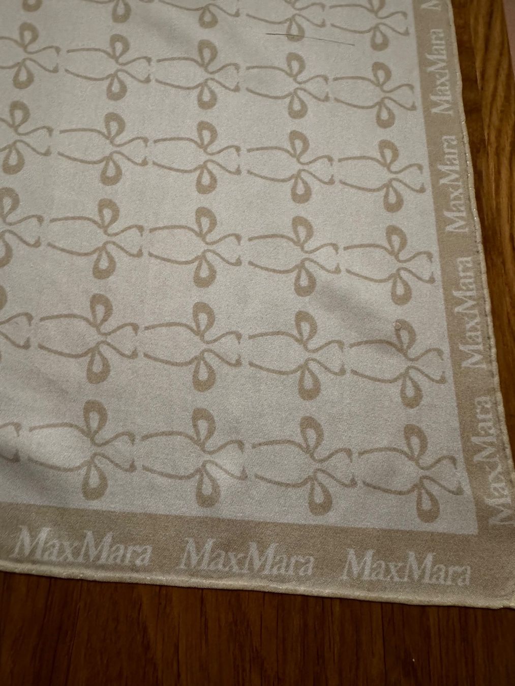 Max Mara Foulard & Sciarpe: MAX MARA Seidentuch Schal Monogramm Geschenk Seide – Usato da Faulensee venduto da Liebes_Kind_2019
