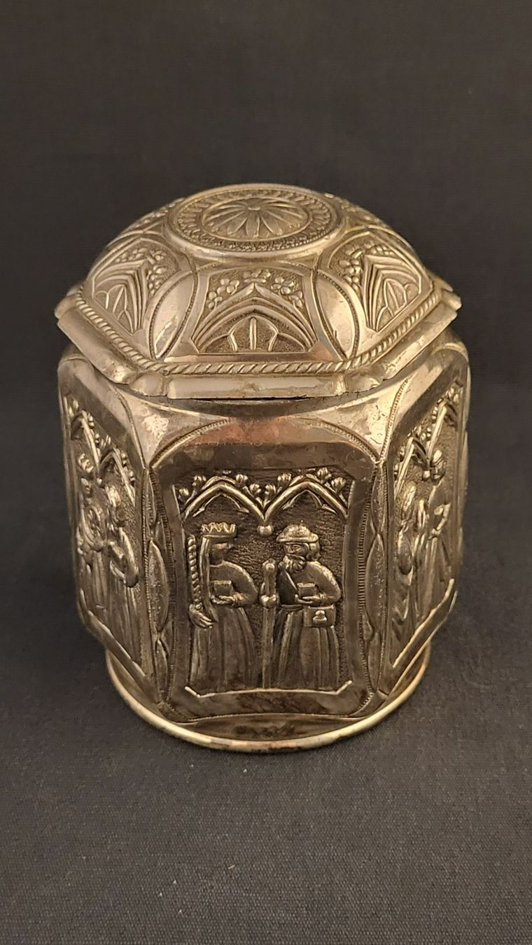 Figurines: Metall-Dose mit Relief – D'occasion à Basel par spinne02