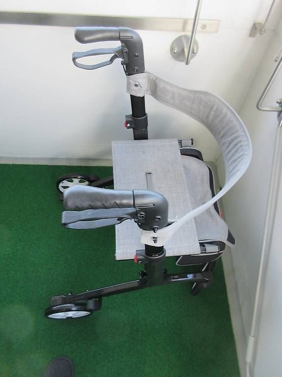 Ausili per la deambulazione: WIR VERKAUFEN EIN ROLLATOR – Usato da Binningen venduto da eic2010 4