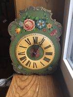 Dekorative antike Wanduhr mit Blumenmotiv