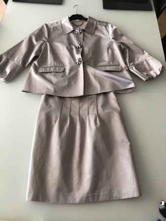Elégant ensemble en soie, veste et jupe, taille 36