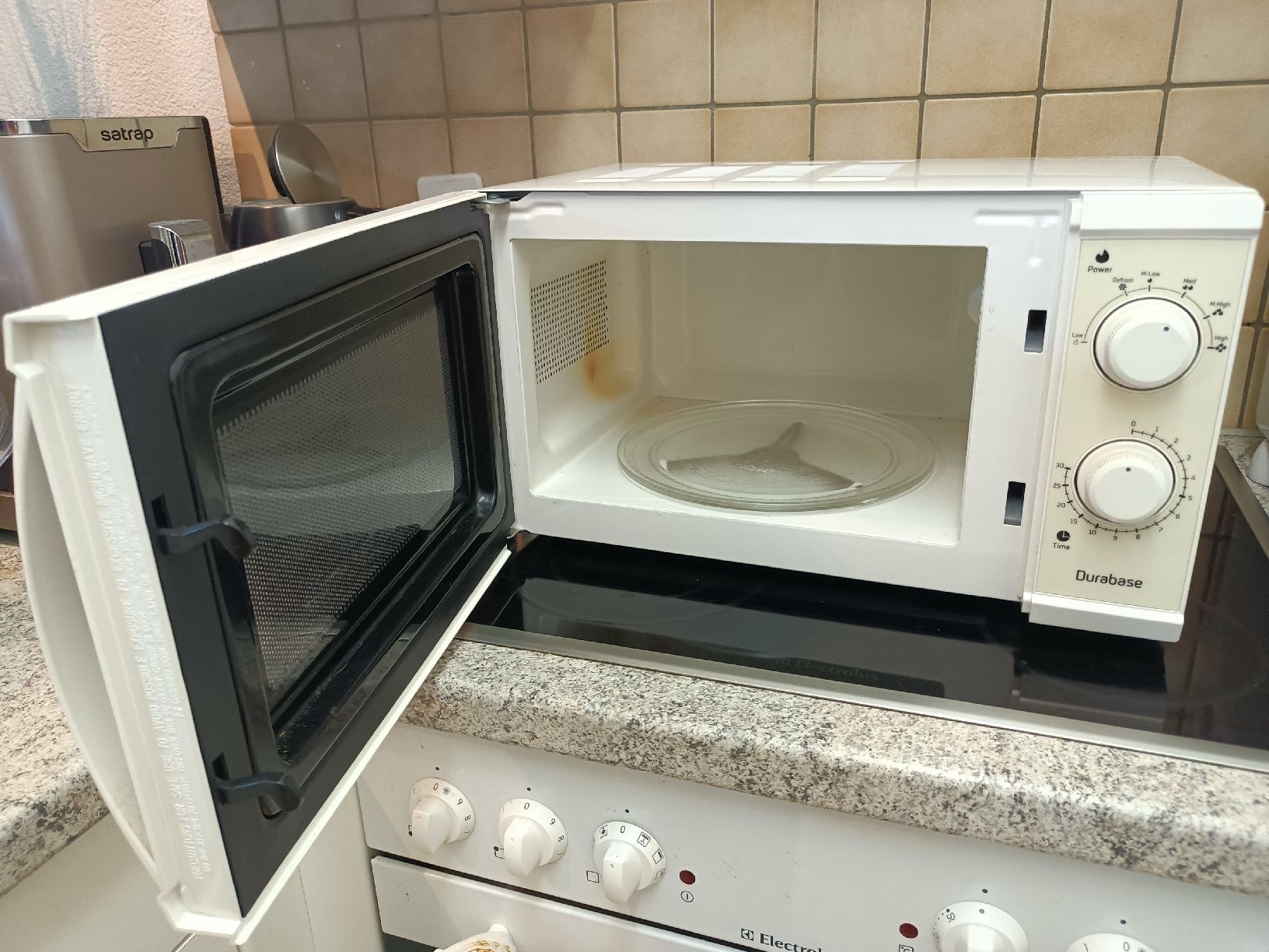 Fours: Einfache Mikrowelle, funktioniert – D'occasion à Büren an der Aare par vivendofeliz 1