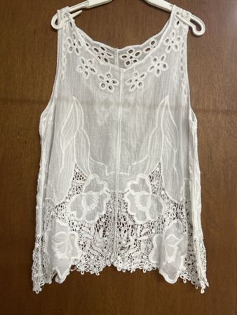 Sommer Top weiss mit Spitze Blumenmuster Grösse M