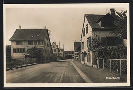 Erlenbach /ZH, Strassenpartie mit Wohnh