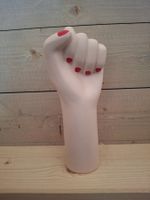 Keramik Vase Faust mit roten Fingernägeln