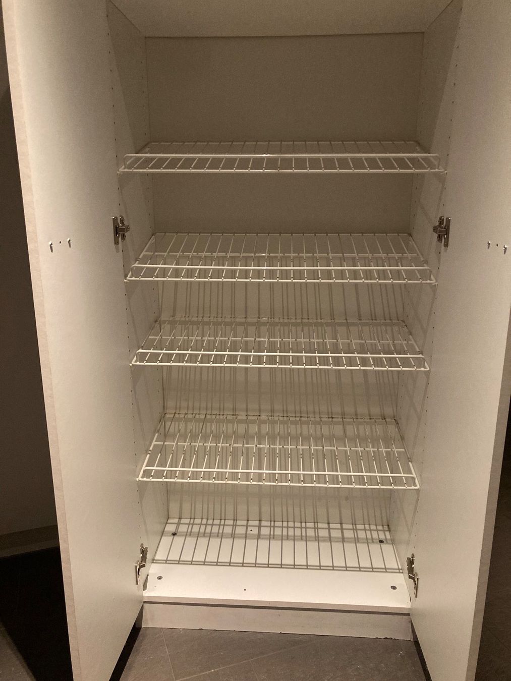 Armadi: Schuh-Schrank mit Drahtablagen – Usato da Reiden venduto da System07 1