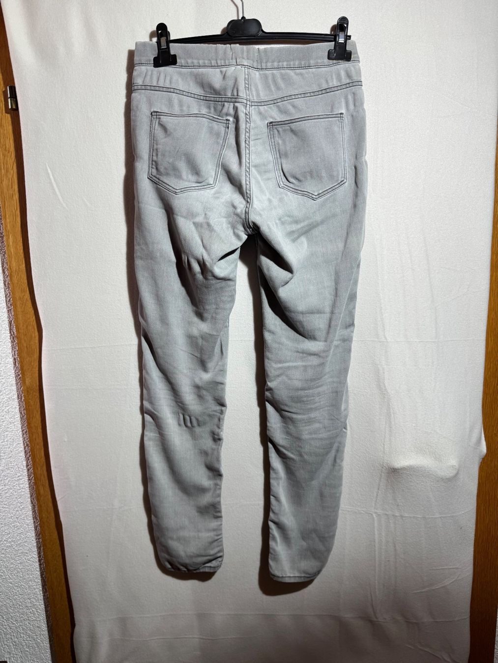 H&M Jeans: Hellgraue Jeans mit Gummizug von H&M Gr. 38 – Usato da Grosswangen venduto da SALE_SALE_SALE 6