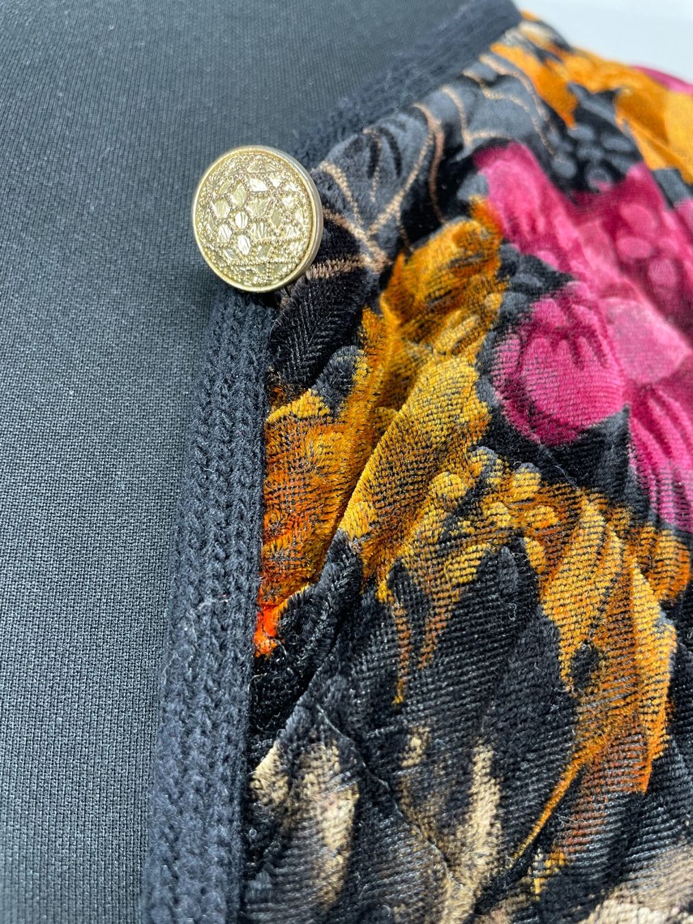 Vestes: Veste florale noire – D'occasion à Lausanne par PlusValue_Lausanne 3
