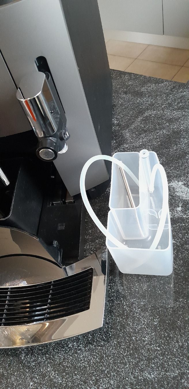Jura Kaffeemaschinen & Espressomaschinen: Jura E8 Kaffeevollautomat mit Milchschäumer – Gebraucht aus Frauenfeld von dicksaite 2