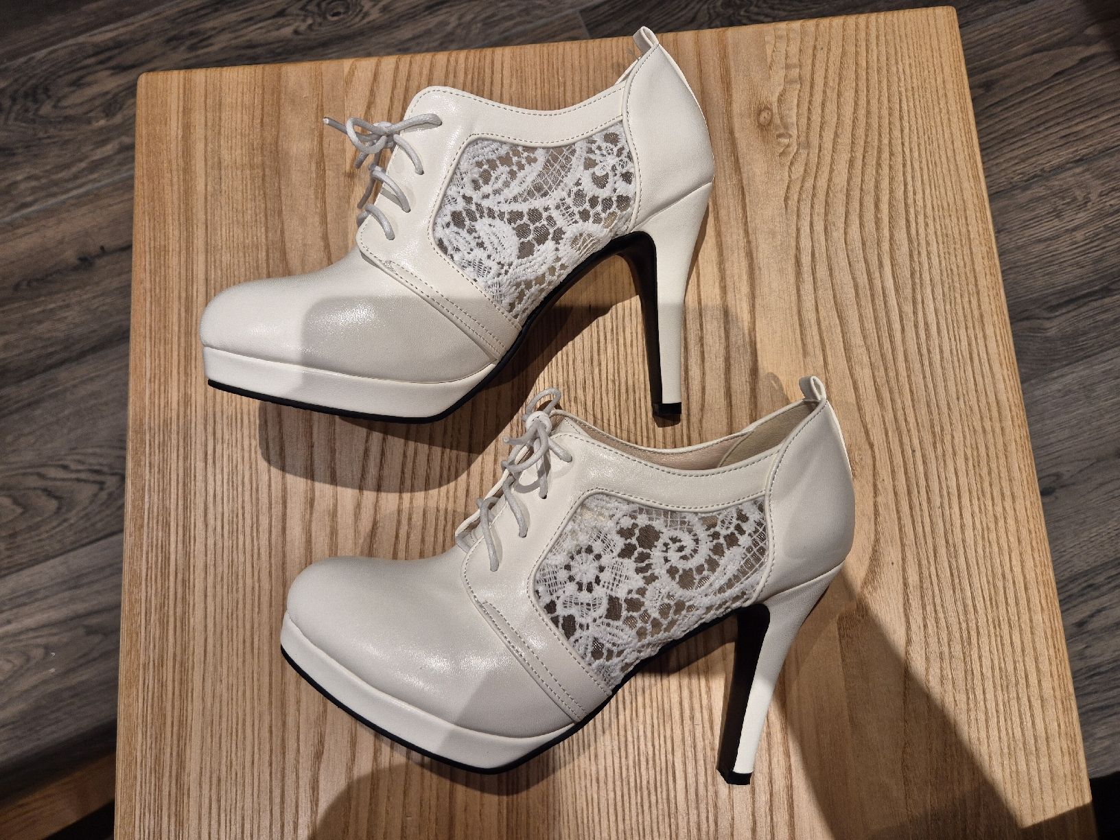 Damenschuhe: Schnürschuhe in Weiss mit Spitze – Neu (gemäss Beschreibung) aus Lanzenhäusern von Sulaika0 2