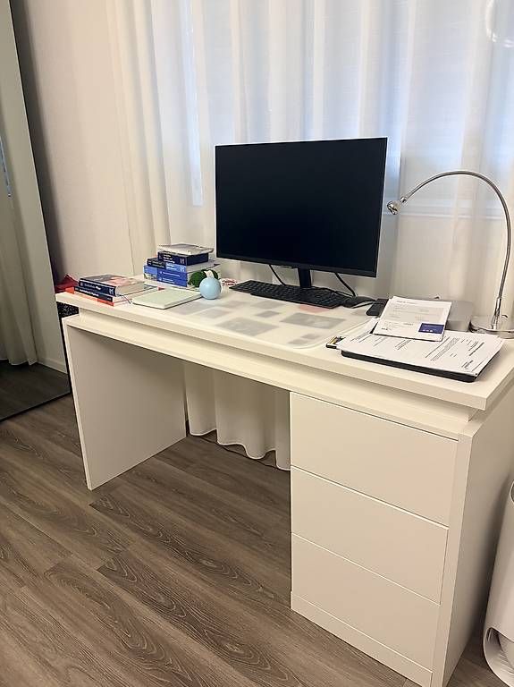 Scrivanie: Schreibtisch mit LED – Usato da Embrach venduto da JenniferBDC