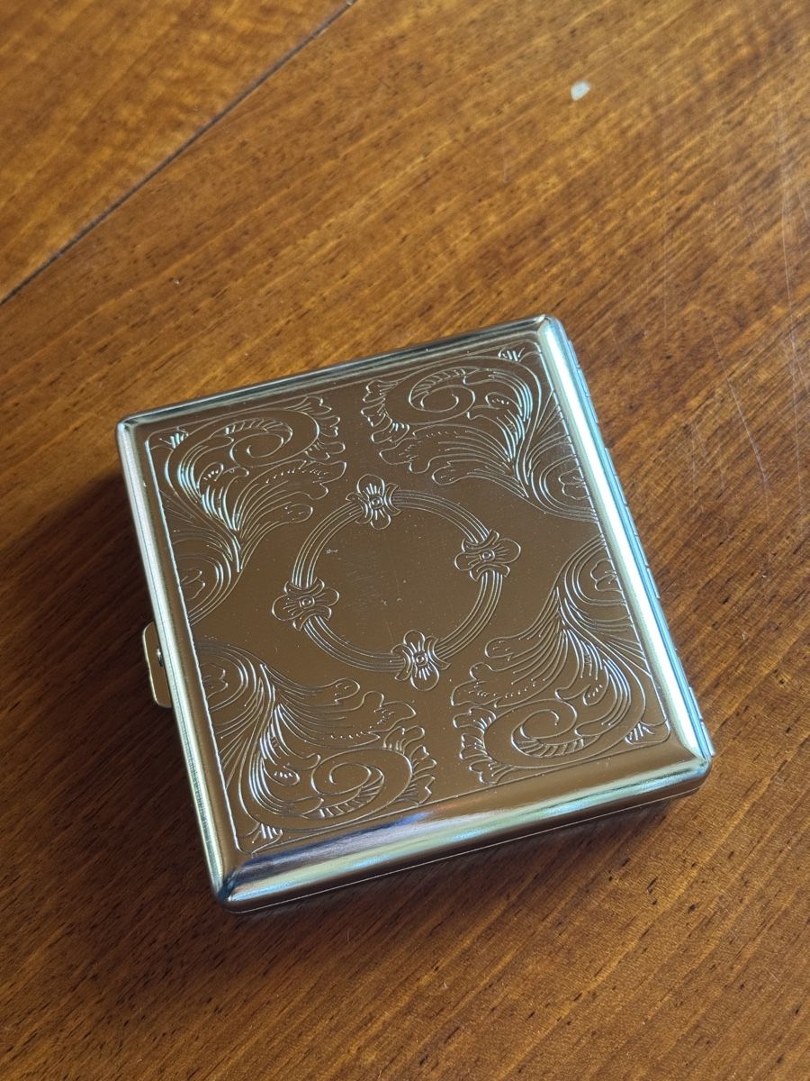 Portafogli: Cigarette Case Silver Engraved Pattern Vintage – Nuovo e nell'imballaggio originale da Effretikon venduto da expiredrice