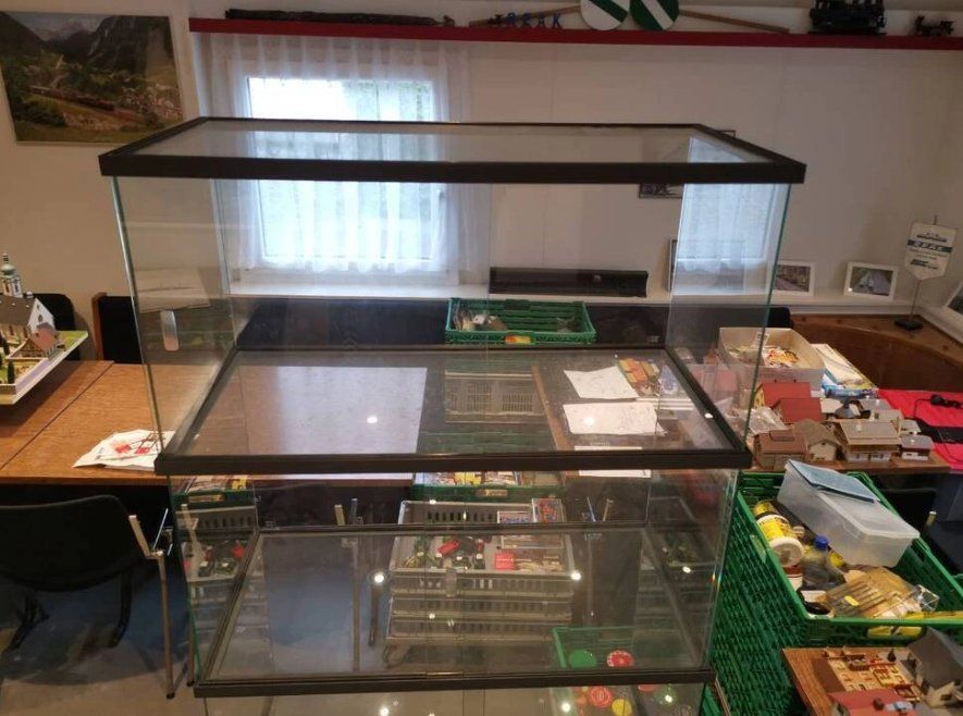 Vitrinen: Ausstellungsvitrine – Gebraucht aus St. Margrethen SG von tribeli98 9