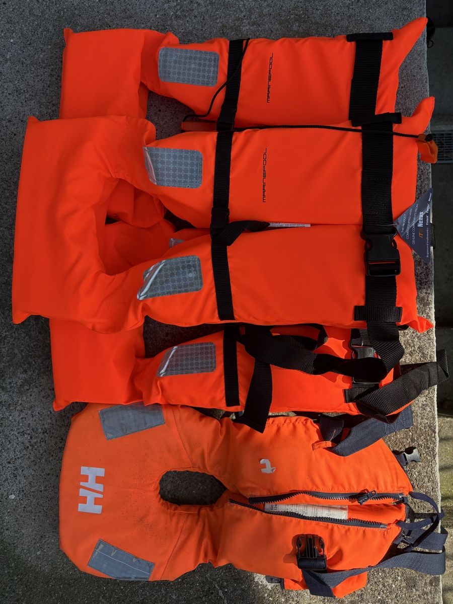 Helly Hansen Giubbotti di salvataggio: Rettungswesten 3x Erw. 1x Kind – Usato da Oppikon venduto da Sunnysideup