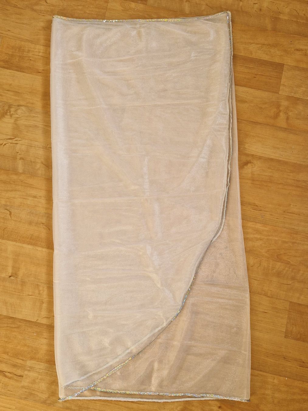 Costumi: Bauchtanzschleier weiss mit Silberumrandung – Usato da Weggis venduto da Oswadan
