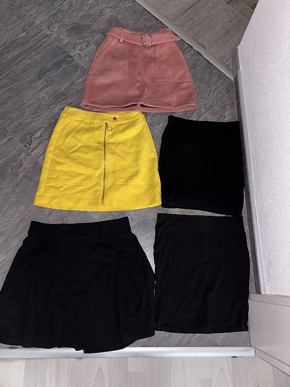 Lotti di vestiti: Diverse Miniröcke, xs-s – Usato da Fislisbach venduto da secondhandF