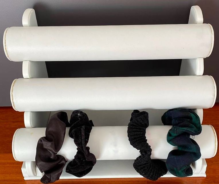 Wandhalterungen: Weisses Scrunchie Gestell / Haargummi Halter – Gebraucht aus Embrach von ale_v5qn