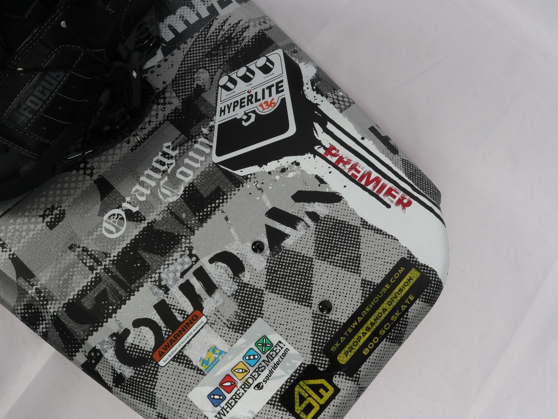 Hyperlite Surfboards & Schwimmbrette: HYPERLITE Premier 136 Wakeboard mit Focus Bindung – Gebraucht aus Steinen von Restwert_Steinen 4