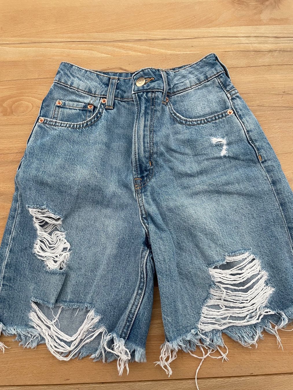 H&M Hosen: Short Jean Déchiré Taille Haute – Gebraucht aus Sion von Mazarine_